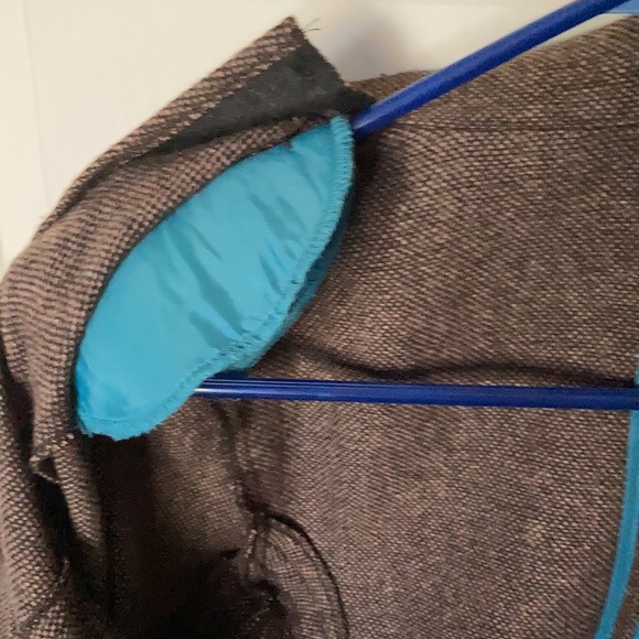 Cropped Structured Blazer with Shoulder Pads - Picture 4 of 8